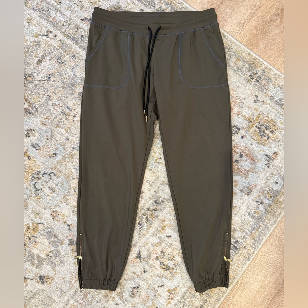 Zyia Dark Olive Peak Zipper Joggers (short) 24” Size Large